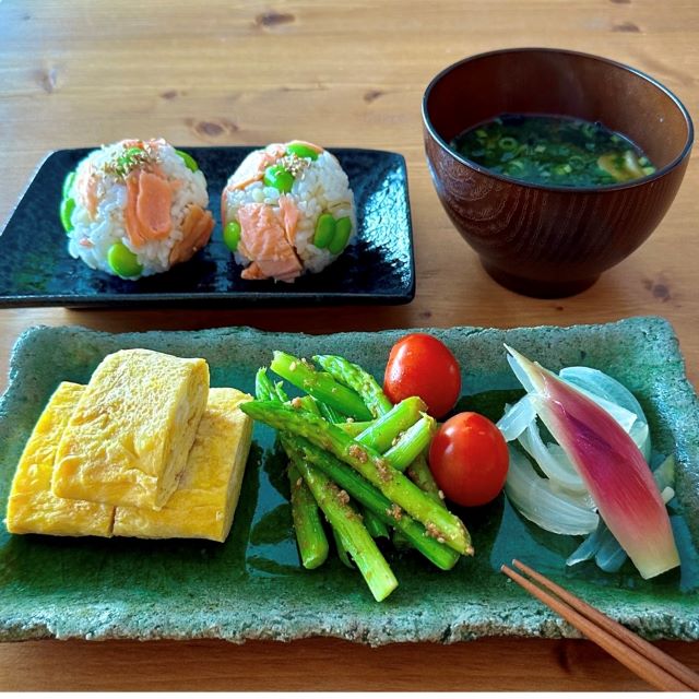 おにぎりとお味噌汁と和食のおかず