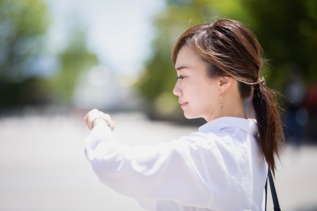 腕時計を見る女性