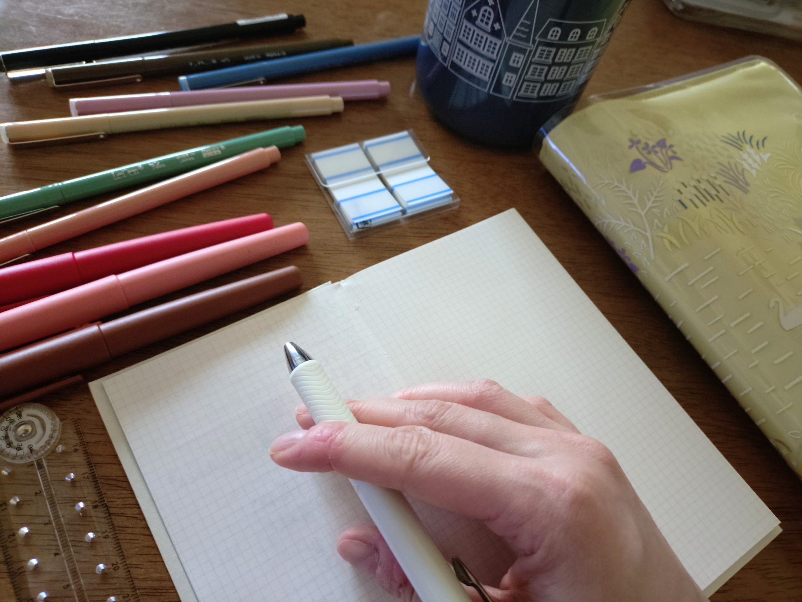 ノートを書く手元